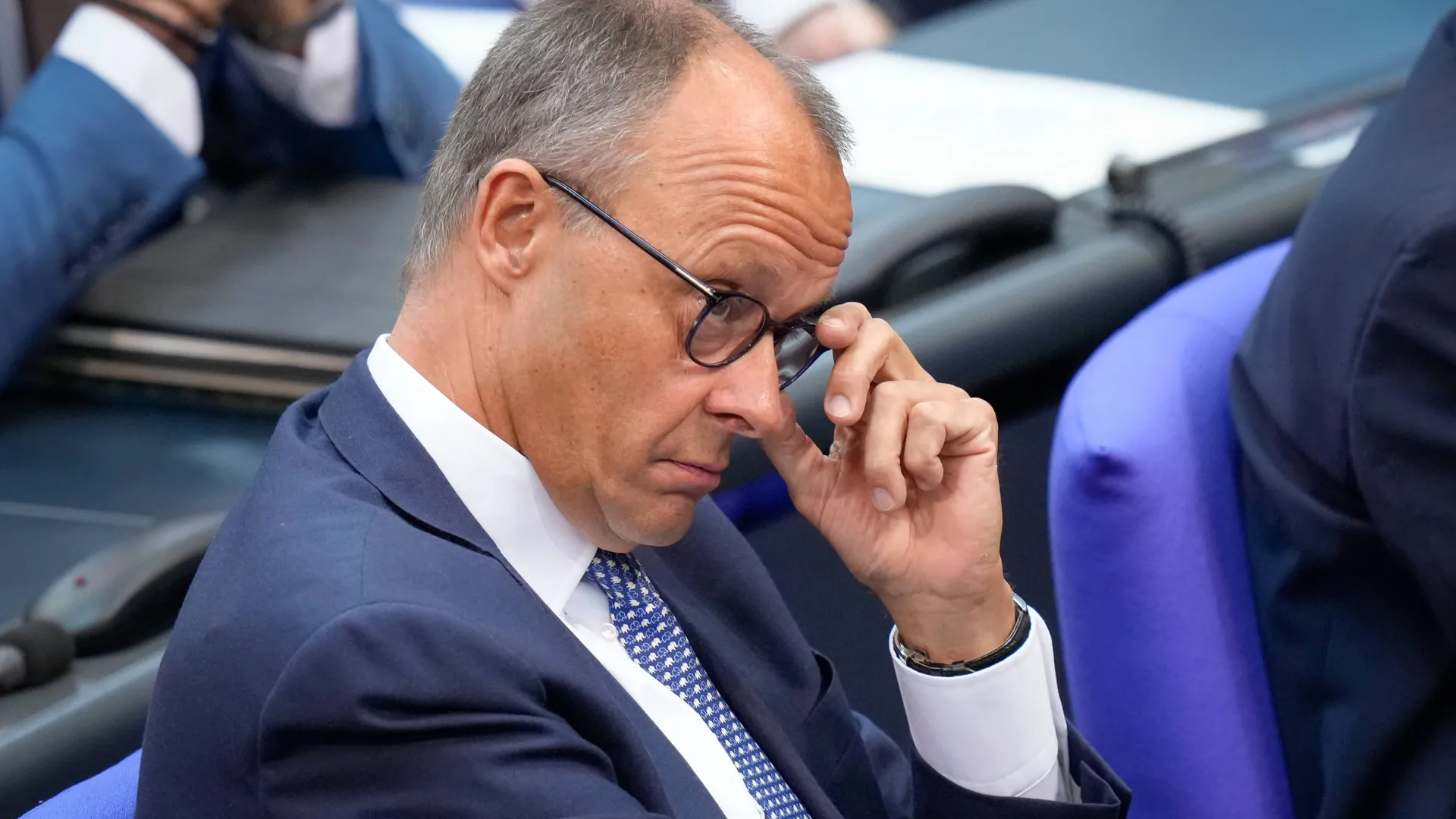 deutscher-bundestag-184-plenarsitzung-haushaltsdebatte-friedrich-merz-cdu-im-portrait-richtet-sich-der-fraktionsvorsitzende-die-brille-im-plenum-bei-der-184-sitzung-des-deutschen-bundestag-in-berlin-11-092024-berlin-berlin-deutschland-germ.webp