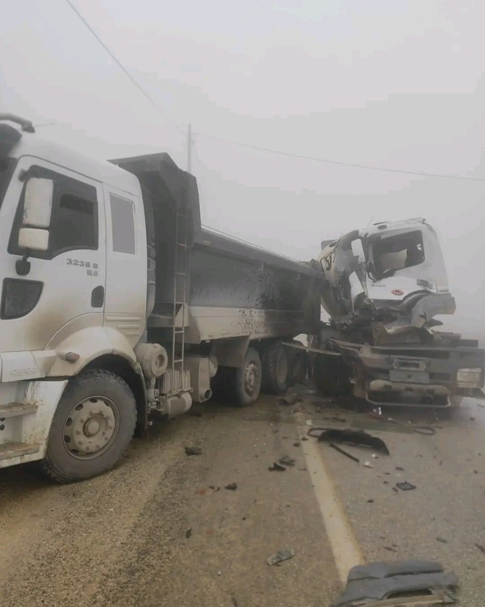 Hafriyat kamyonu ile beton mikseri birbirine girdi: 2 kişi yaralandı