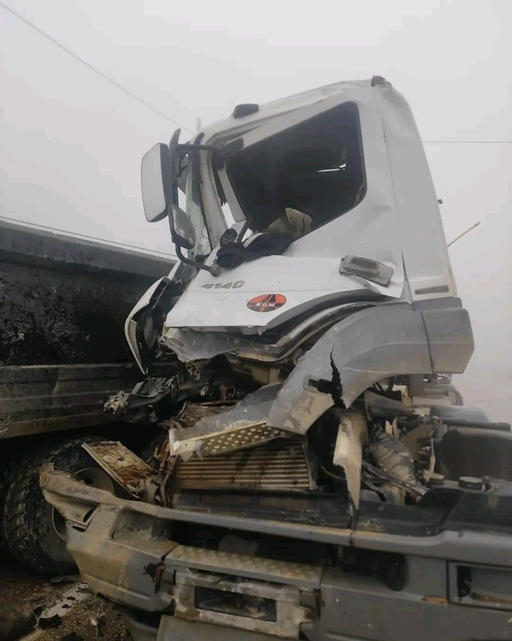 Hafriyat kamyonu ile beton mikseri birbirine girdi: 2 kişi yaralandı