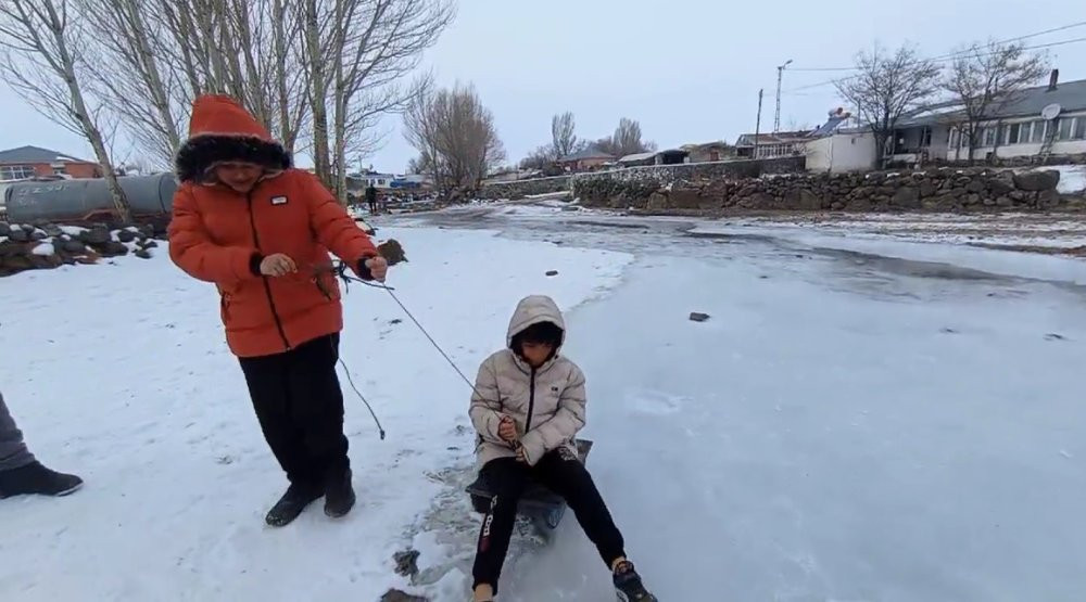 Buz tutan derede kayak keyfi!