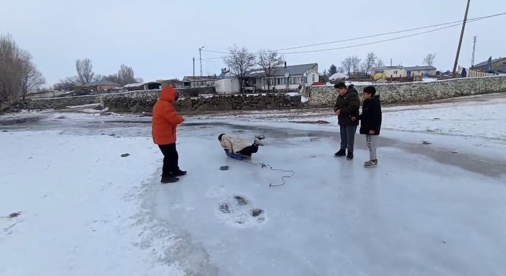 Buz tutan derede kayak keyfi!