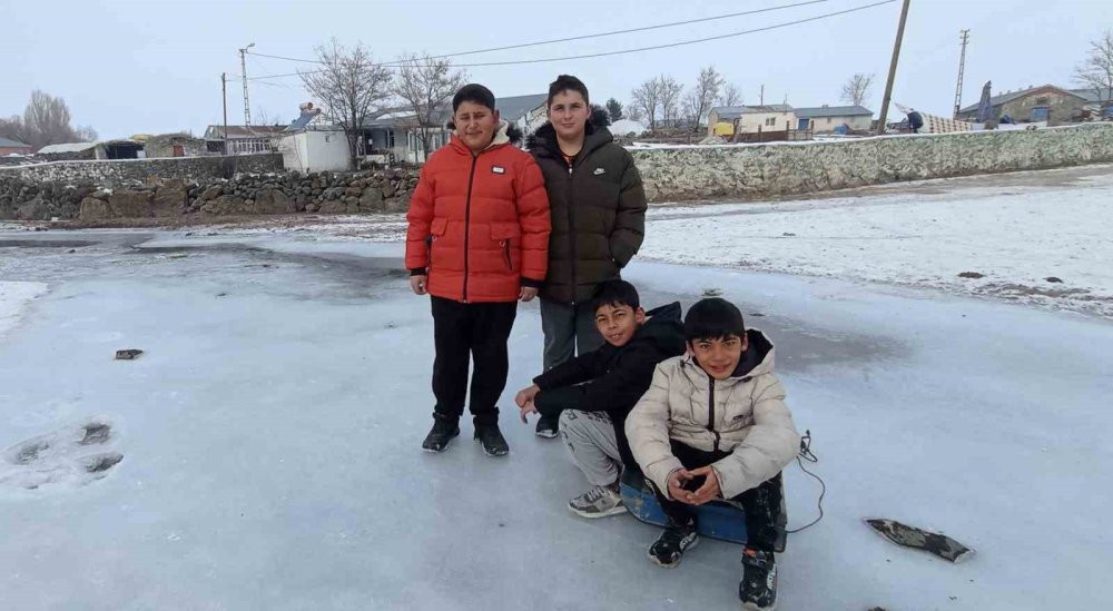 Buz tutan derede kayak keyfi!