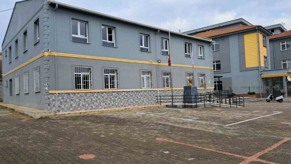 İznik’te okul müdürü ve yardımcısı öğrencilere örnek oldu: Ara tatilde okulu boyadılar