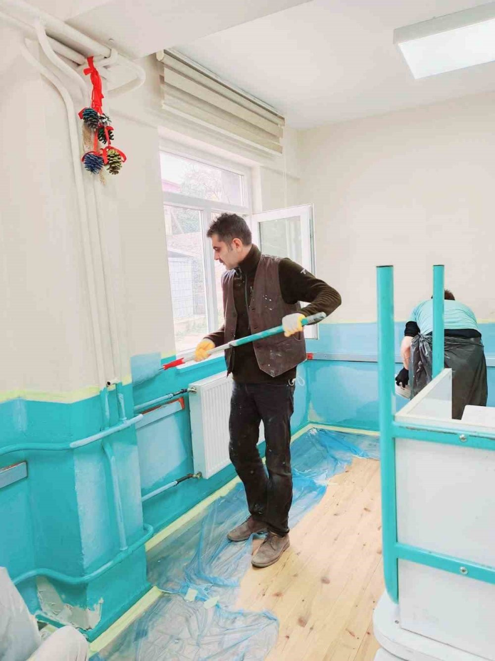 İznik’te okul müdürü ve yardımcısı öğrencilere örnek oldu: Ara tatilde okulu boyadılar