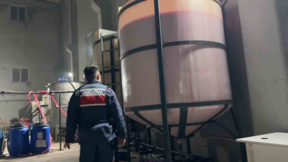 Jandarma tanklara tırmandı: Kirleri çıkarmayan deterjanlara baskın