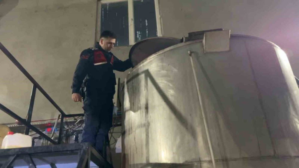 Jandarma tanklara tırmandı: Kirleri çıkarmayan deterjanlara baskın