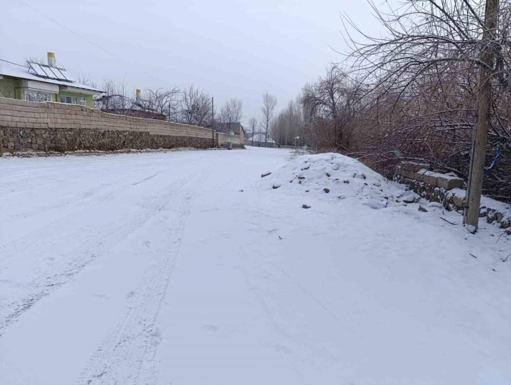 Muradiye’de kar yağışı: Sabah dondurucu soğuklar