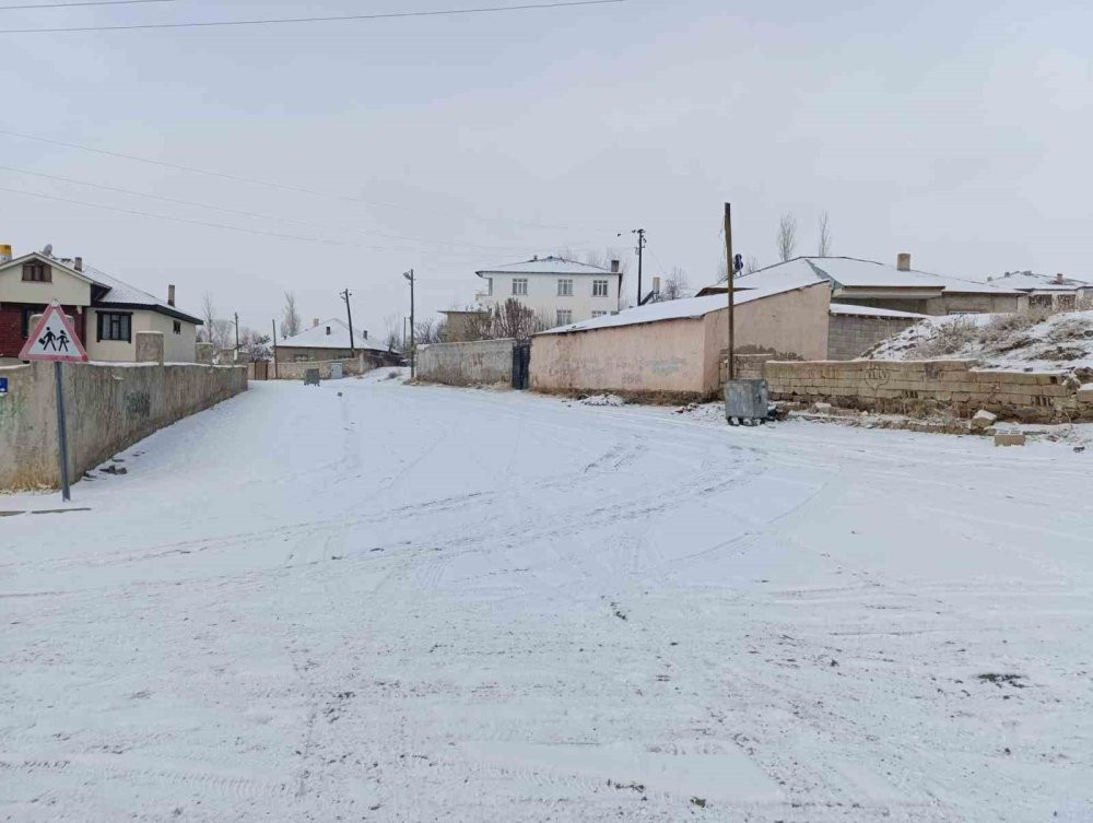 Muradiye’de kar yağışı: Sabah dondurucu soğuklar