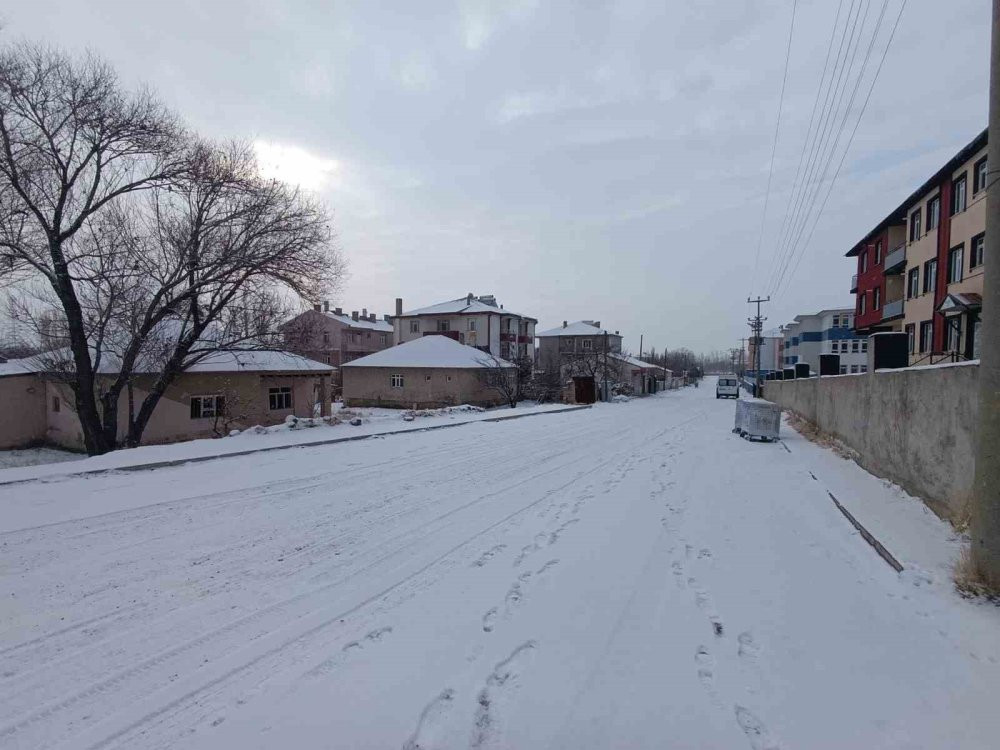 Muradiye’de kar yağışı: Sabah dondurucu soğuklar