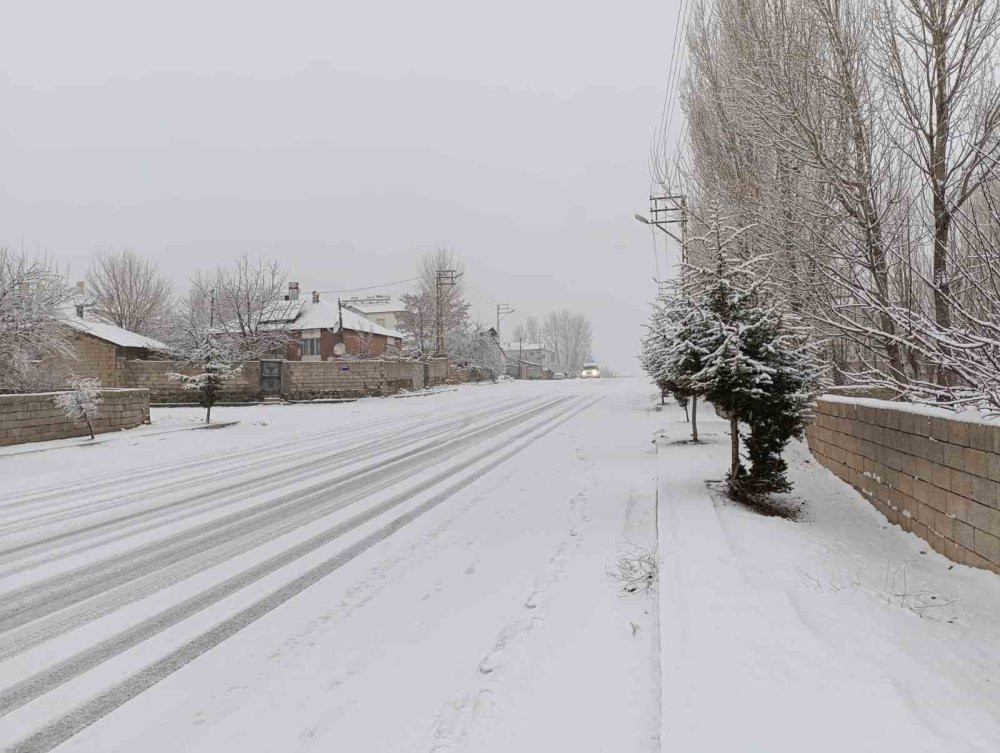 Muradiye’de kar yağışı: Sabah dondurucu soğuklar