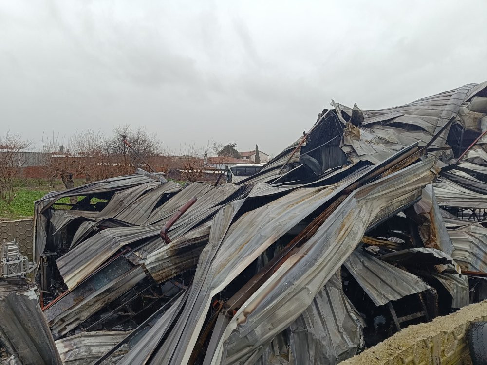 Yangından geriye sadece hurda yığınları kaldı