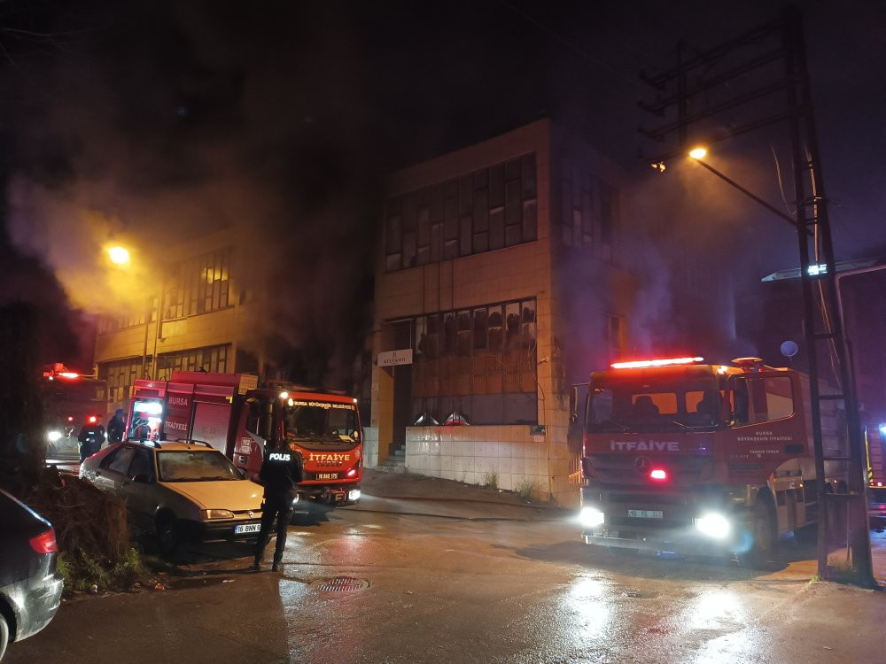 Bursa'da, 3 katlı tekstil atölyesi küle döndü