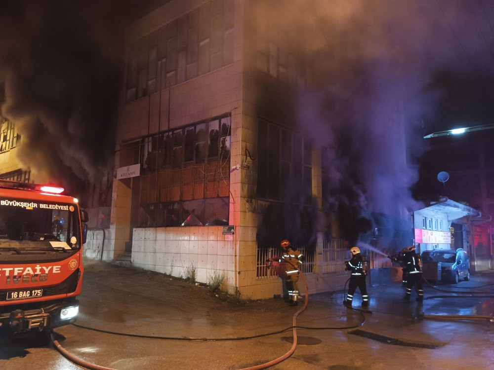 Bursa'da, 3 katlı tekstil atölyesi küle döndü