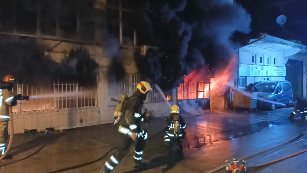 Bursa'da, 3 katlı tekstil atölyesi küle döndü