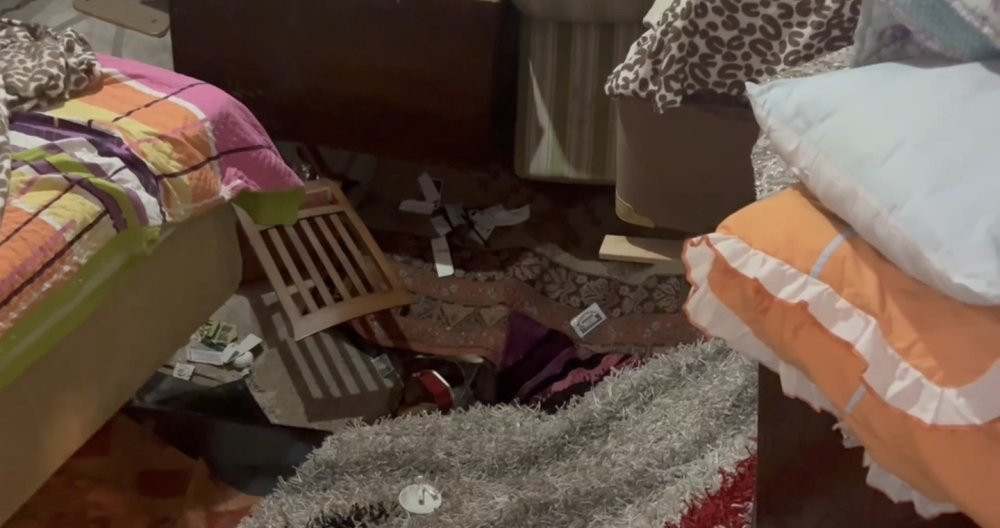 Şaşkına çeviren görüntü... Uyurken odasının zemini çöktü!