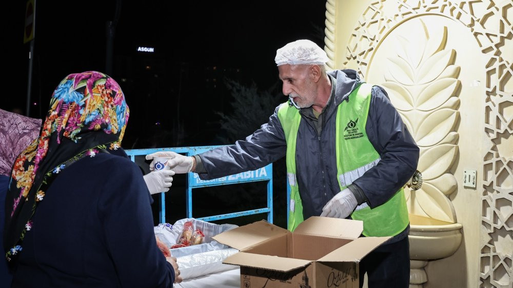 Sultangazi Belediyesi’nden sıcak çorba ikramı