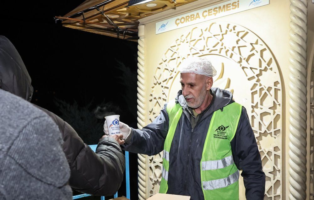 Sultangazi Belediyesi’nden sıcak çorba ikramı