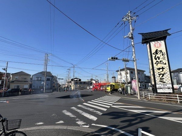 Çöken yola kamyonet düştü! Şoförü kurtarma çalışmaları sürüyor