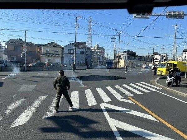 Çöken yola kamyonet düştü! Şoförü kurtarma çalışmaları sürüyor