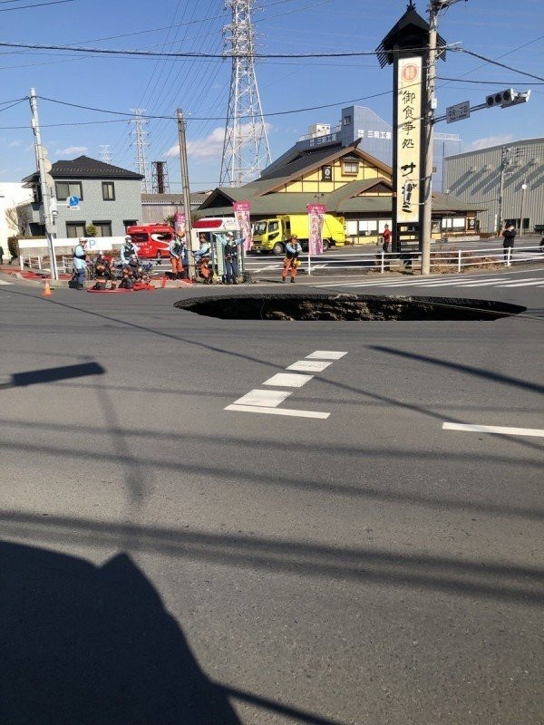 Çöken yola kamyonet düştü! Şoförü kurtarma çalışmaları sürüyor