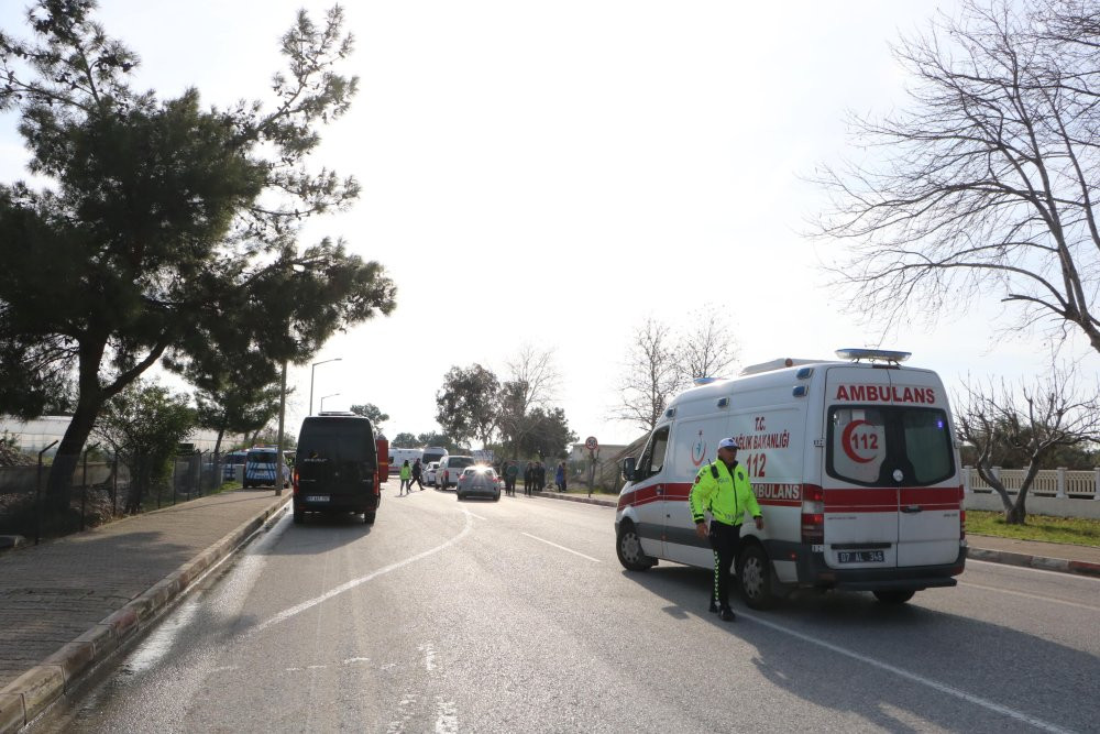Midibüs ile iş makinesi birbirine girdi! 15'i çocuk, 23 yaralı