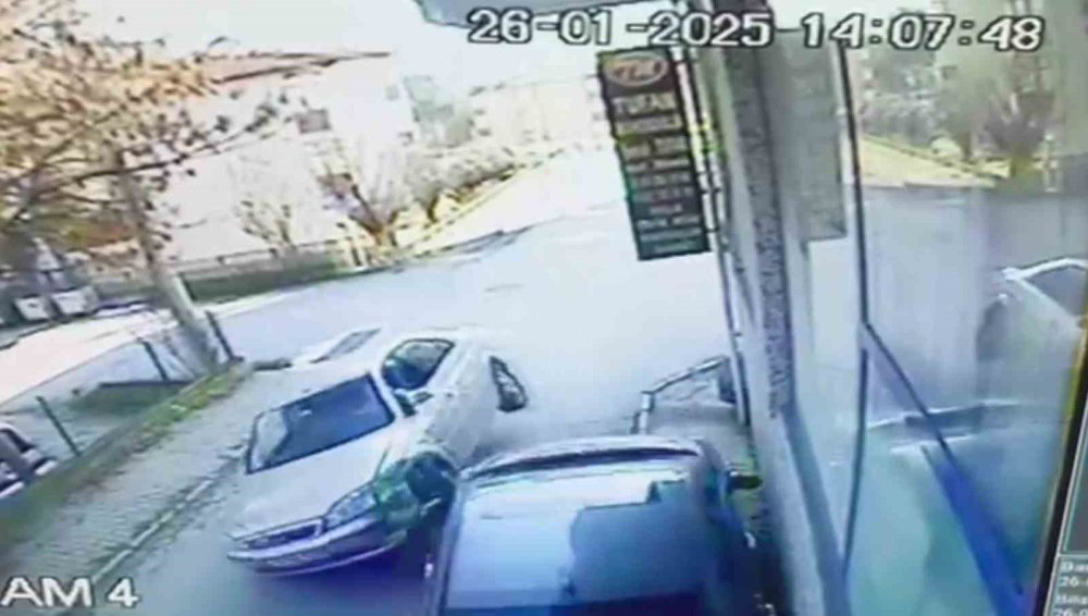 2 kişi yaralanmıştı: Park halindeki otomobile çarptığı görüntüler ortaya çıktı