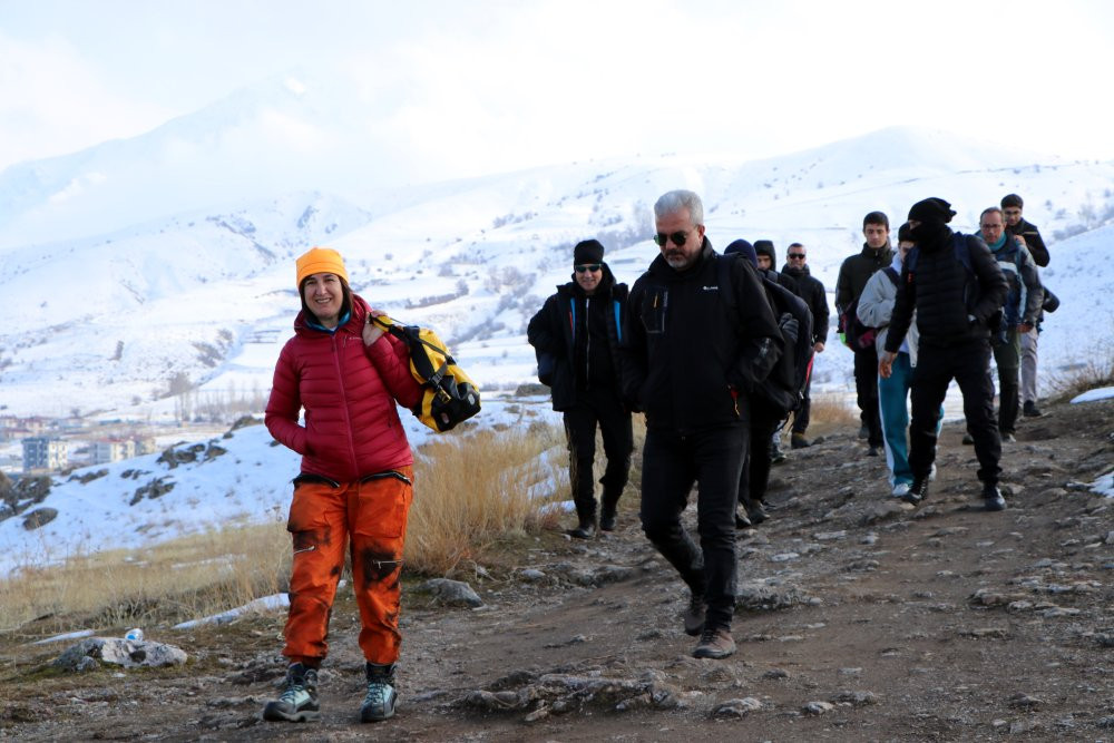 Buz gibi suda kulaç attılar