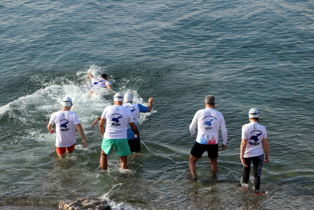 Buz gibi suda kulaç attılar