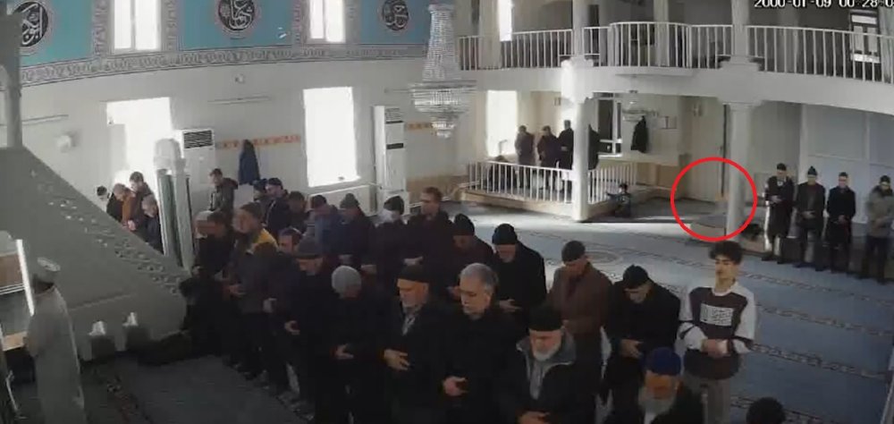 cemaat namaz kilarken camiye torpil atti