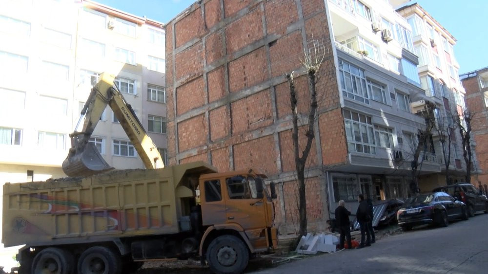 Kepçe operatörü hemen çalışmayı durdurdu