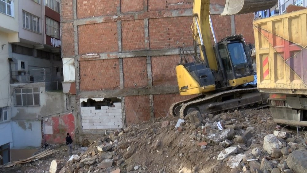 Kepçe operatörü hemen çalışmayı durdurdu