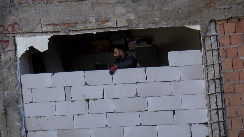 Kepçe operatörü hemen çalışmayı durdurdu