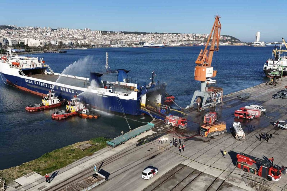 Kuru yük gemisi alev aldı