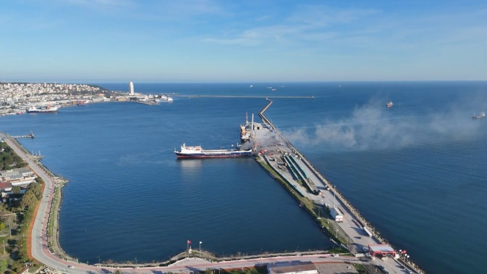 Kuru yük gemisi alev aldı