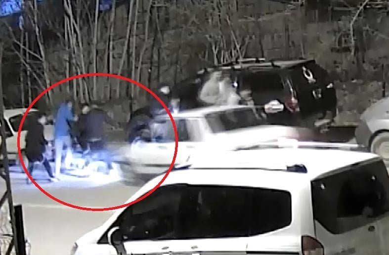 Otomobil öğrencilerin arasına daldı! 2 yaralı