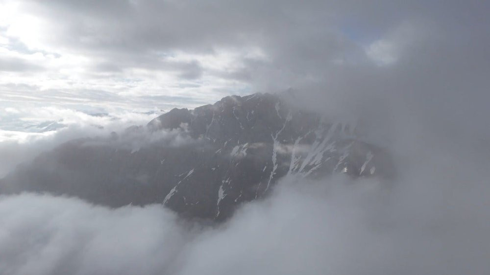 Sis bulutuyla kaplanan dağlardan görsel şölen