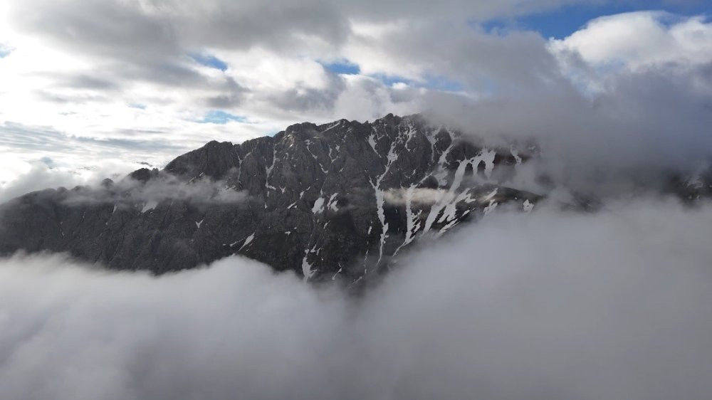 Sis bulutuyla kaplanan dağlardan görsel şölen