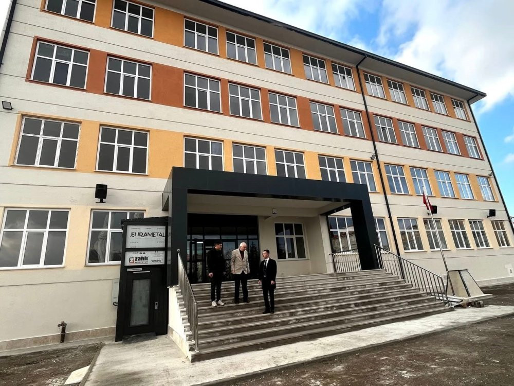 Kulu’da binası yeniden yapılan okulda ders zamanı