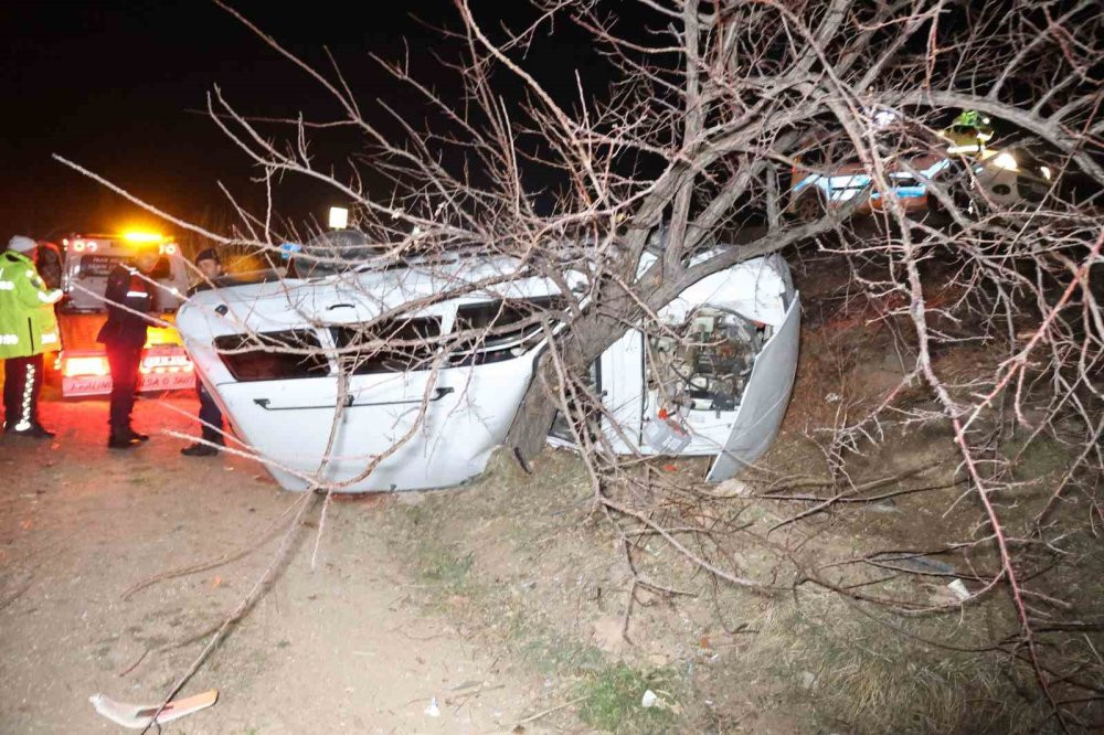 Ağaca çarparak durabildi. 3 kişi yaralandı