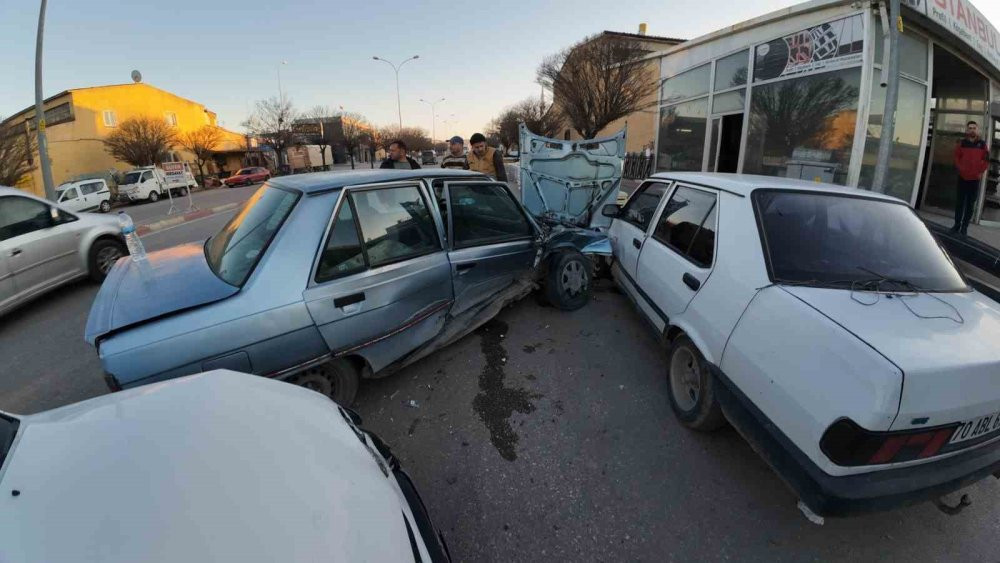 Çarpmanın şiddetiyle bir başka araca çarparak durabildi! Yaralılar var