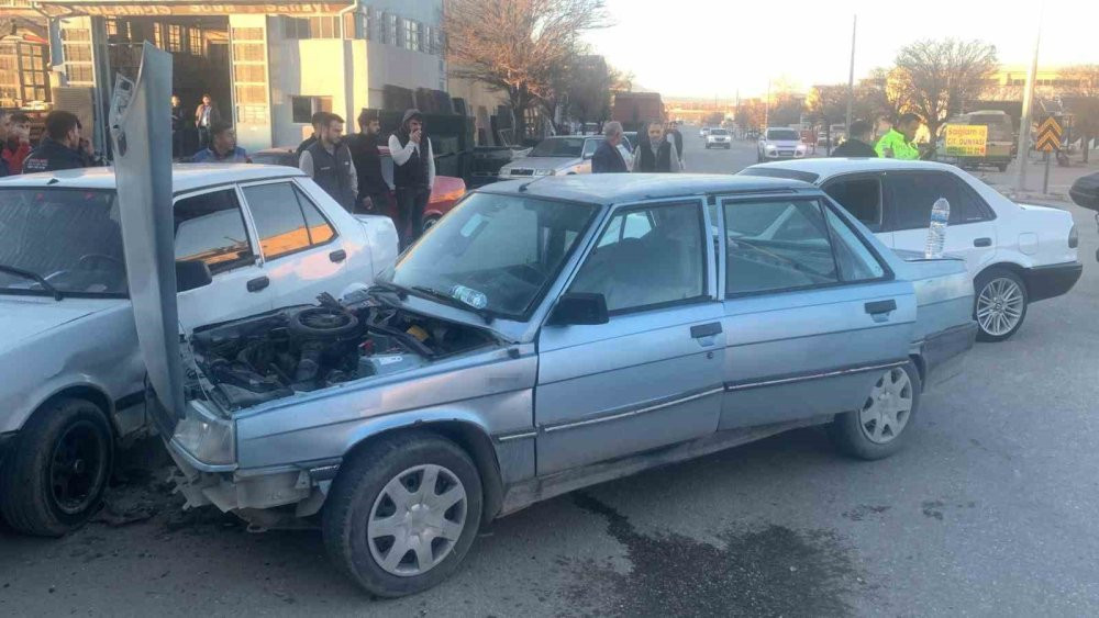 Çarpmanın şiddetiyle bir başka araca çarparak durabildi! Yaralılar var