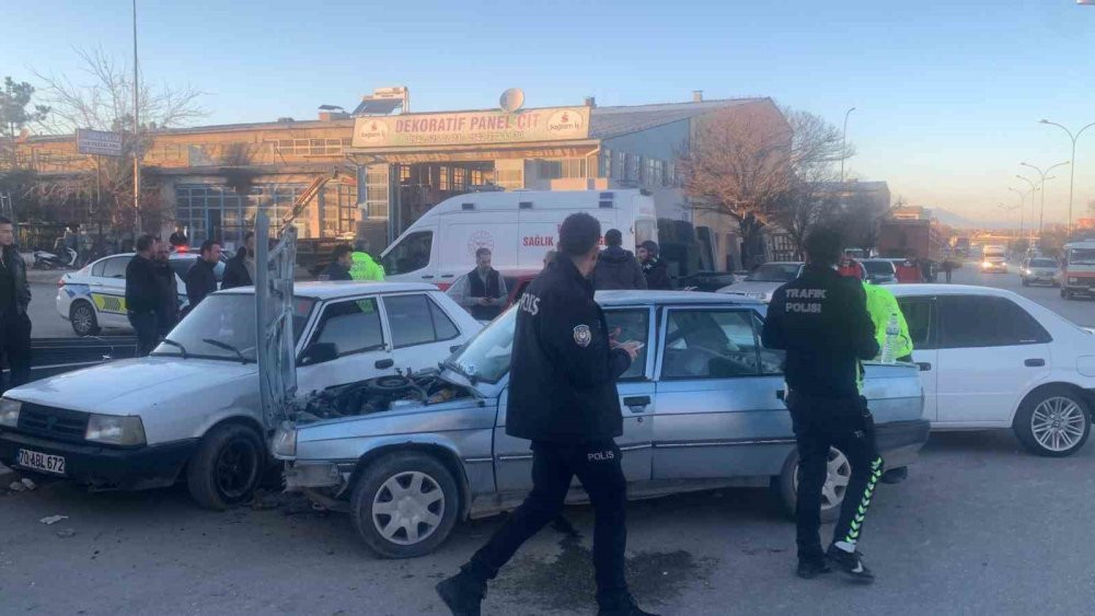 Çarpmanın şiddetiyle bir başka araca çarparak durabildi! Yaralılar var