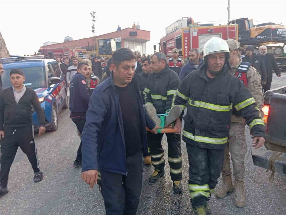 Freni arızalanan TIR iş yerin daldı! Sürücüsü böyle kurtarıldı