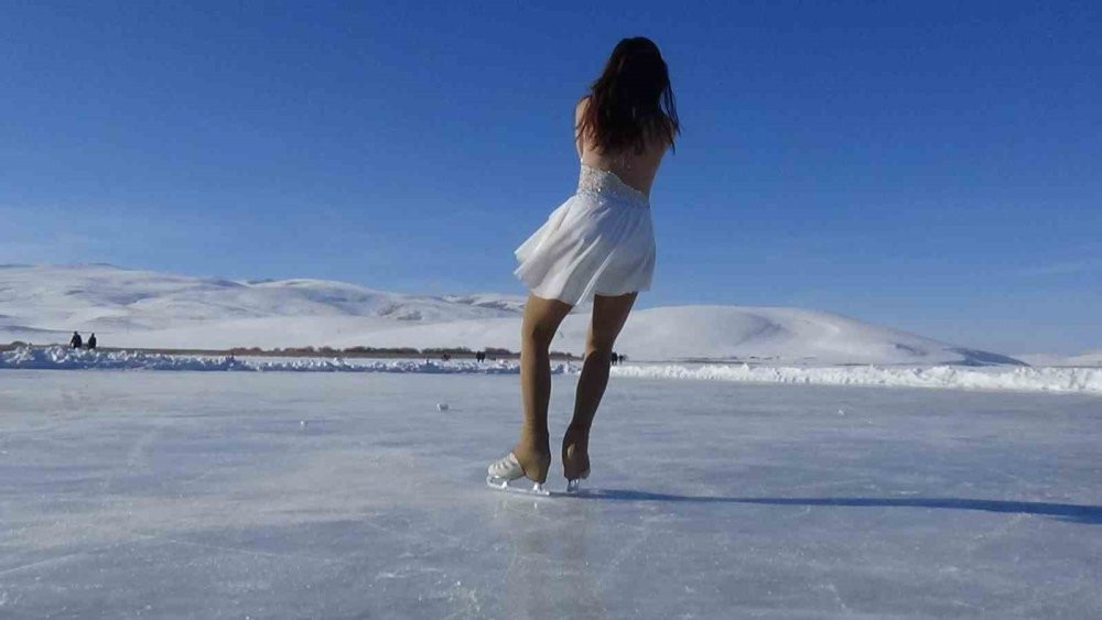 Mili patencilerden nefes kesen gösteri: Buz tutan Çıldır Gölü'nü ısıttılar