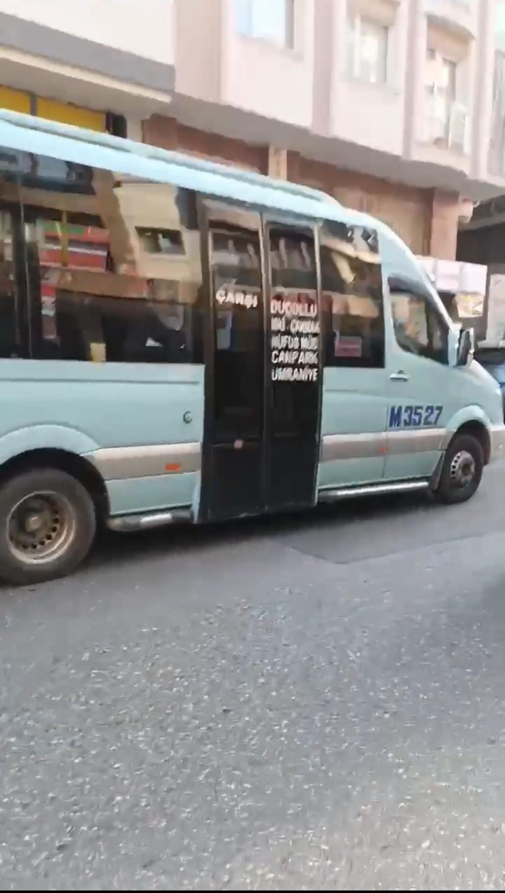 Minibüsçü magandaların yarış merakı hamile yolcuyu riske attı!