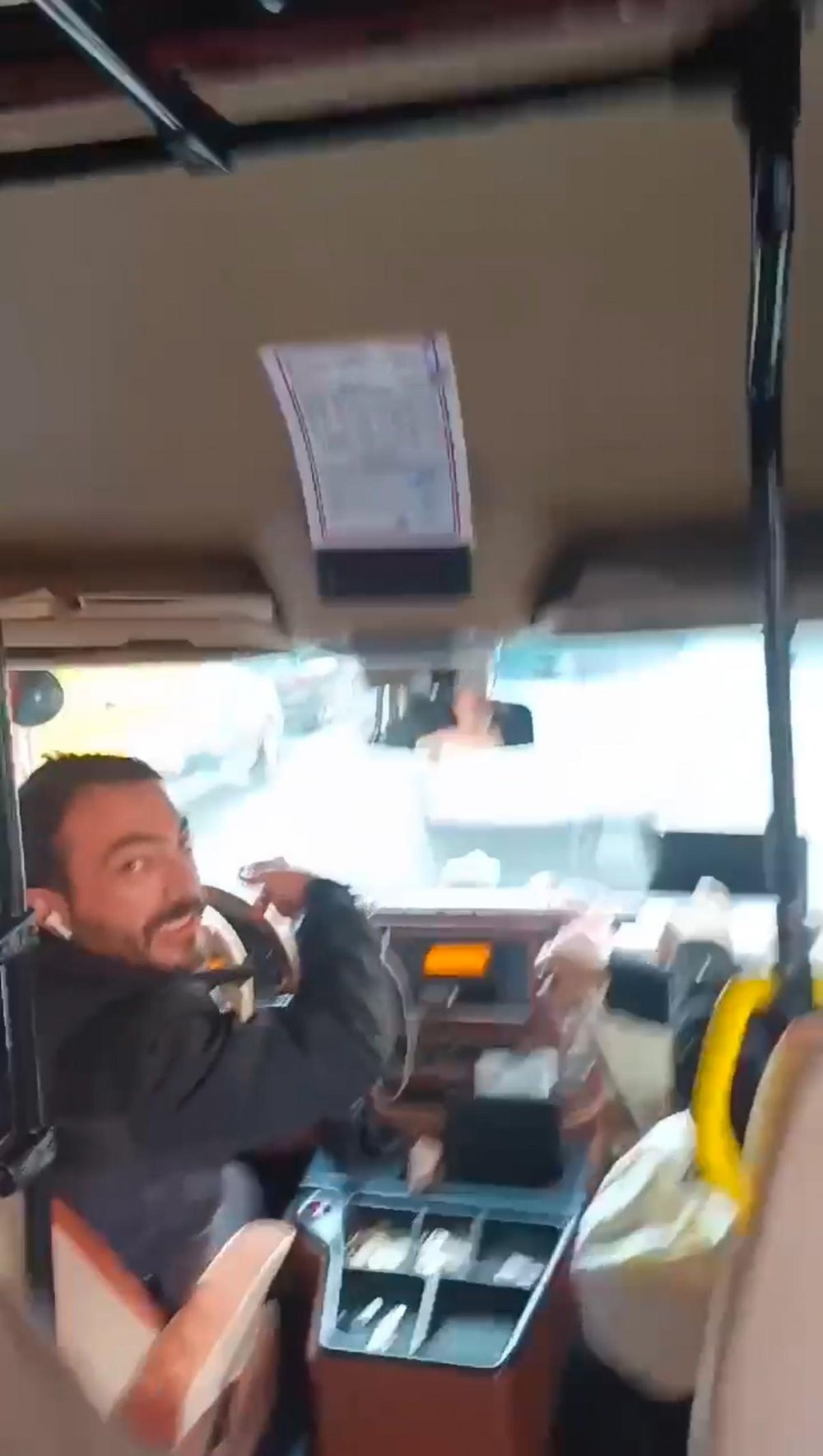 Minibüsçü magandaların yarış merakı hamile yolcuyu riske attı!