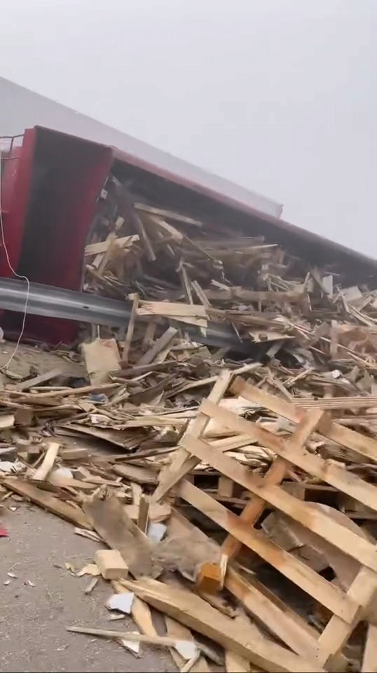 Bursa’da TIR kazası: Sürücü araçta sıkıştı