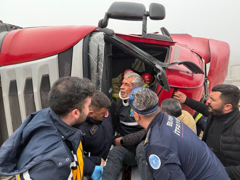 Bursa’da TIR kazası: Sürücü araçta sıkıştı