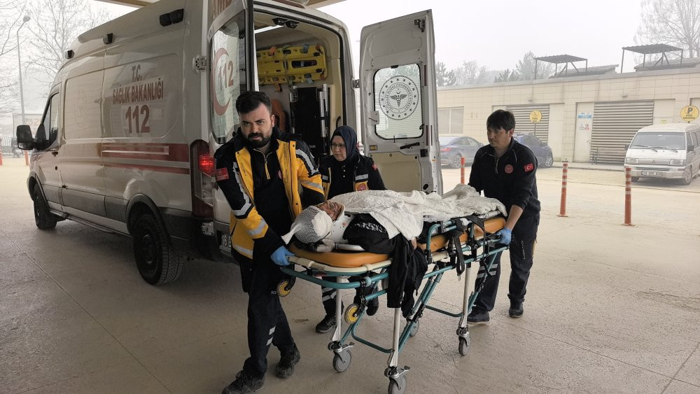 Bursa’da TIR kazası: Sürücü araçta sıkıştı