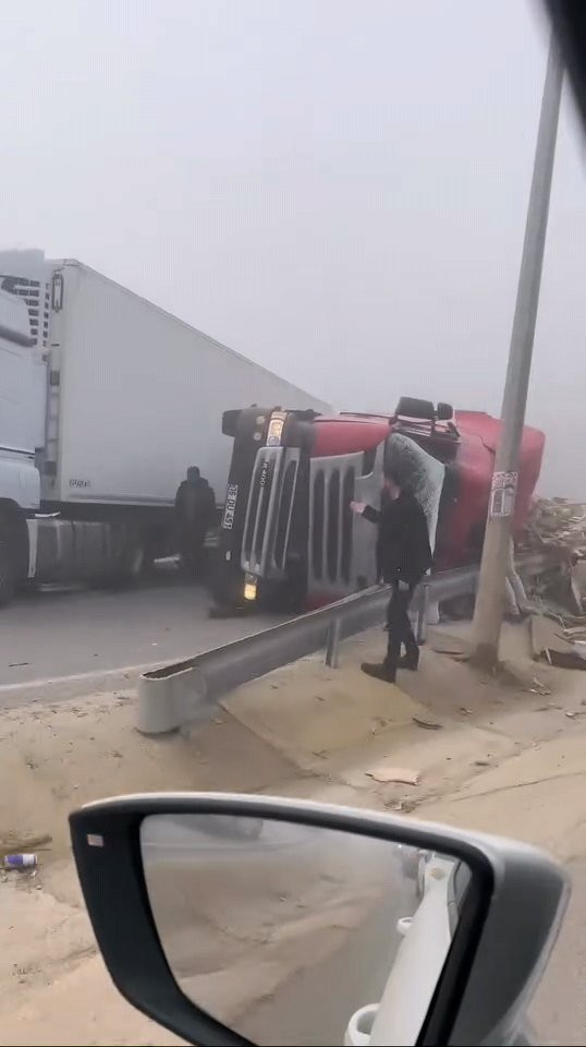 Bursa’da TIR kazası: Sürücü araçta sıkıştı